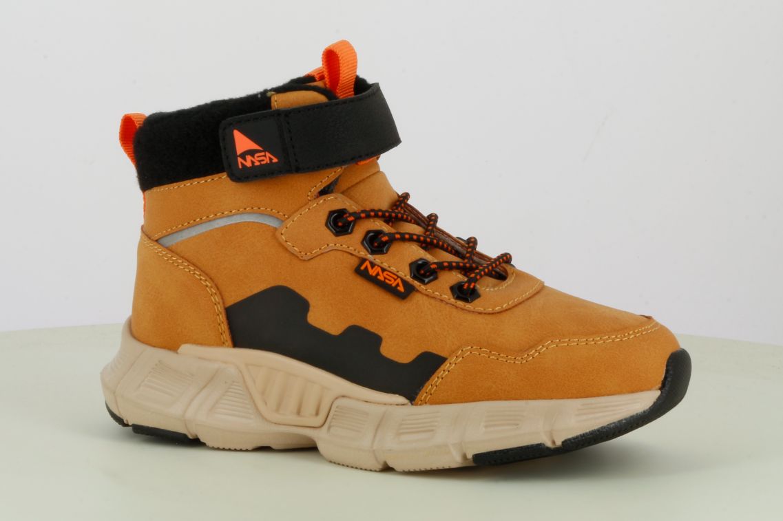 Bota de niño en color camel de Pablosky con velcro. Bota de niño en color camel de Pablosky con velcro.