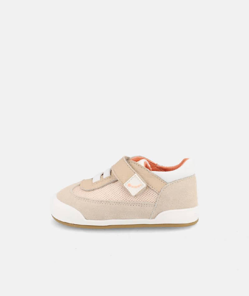 Zapatilla en tonos beiges Zapatilla en tonos beiges